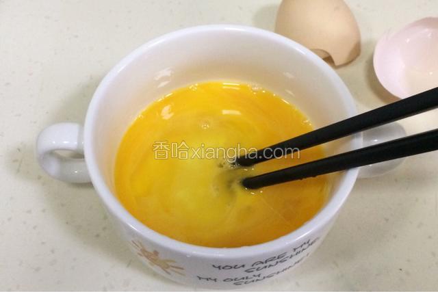 用筷子搅打鸡蛋，打出气泡，打的越散越好，然后用汤匙滤掉表面的浮泡。