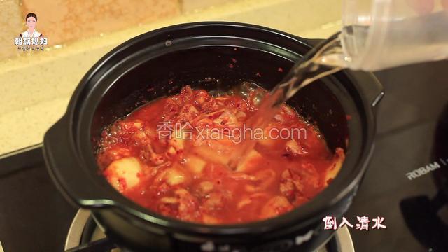 锅里倒入清水