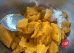 奶香豆沙南瓜饼的做法图解2