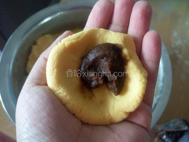 包入豆沙馅 其他馅料也可以 比如紫薯馅五仁馅 