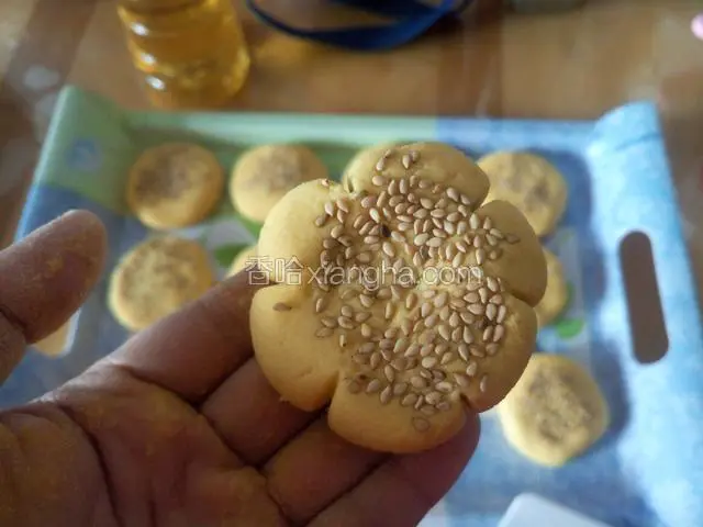再用刮板在一周压出花纹 就完成了