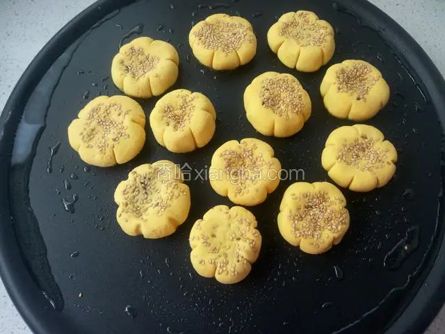 电饼铛里放少许油 小火煎制