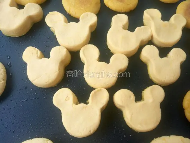 还做了几个米老鼠模具的南瓜饼 里面包的紫薯馅