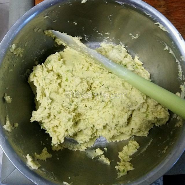 低筋面粉与盐混合，筛入打好的黄油中，用刮刀切拌均匀，没有干粉即可。