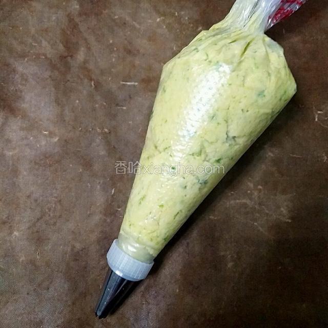 将面糊装入裱花袋中，裱花嘴选用6齿8齿均可。