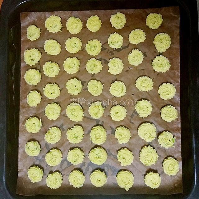 烤箱130℃预热，面糊大小均匀的挤入铺好油布的烤盘中，每个中间都有一定的间隔。
