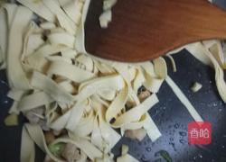 猪肉炒豆腐皮的做法图解4