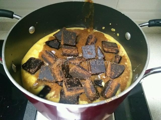 用不粘锅加枣泥和姜泥在加入红糖熬煮。