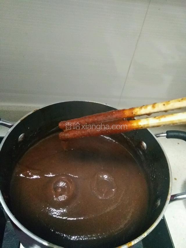 这是一个小时以后的，挂筷子上枣膏不容易往下滴了。