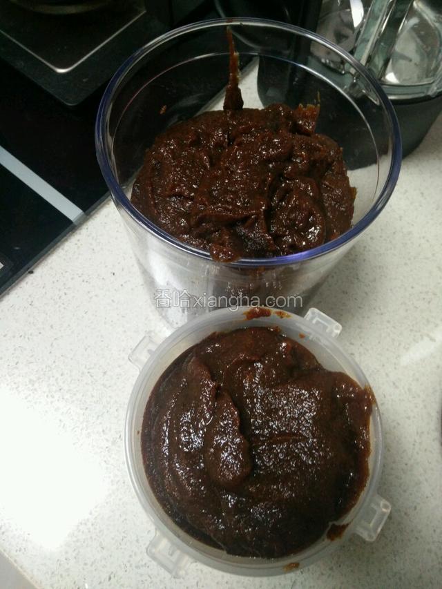 这个熬回来我用一个500ml的杯子和一个1L的杯子装了，冰箱冷藏食用。
