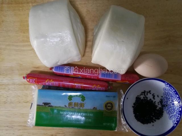 食材配齐，最好是用马苏里拉芝士碎，拉丝效果更好些，我是货还未到，临时超市买了这种块状的。