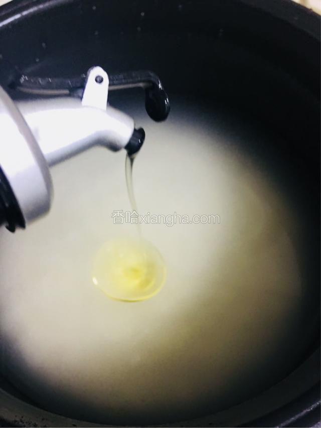 糯米掏洗干净，放入适量水和油