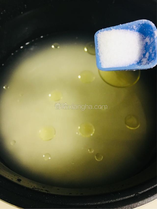 适量盐，拌均按煮饭功能煮好
