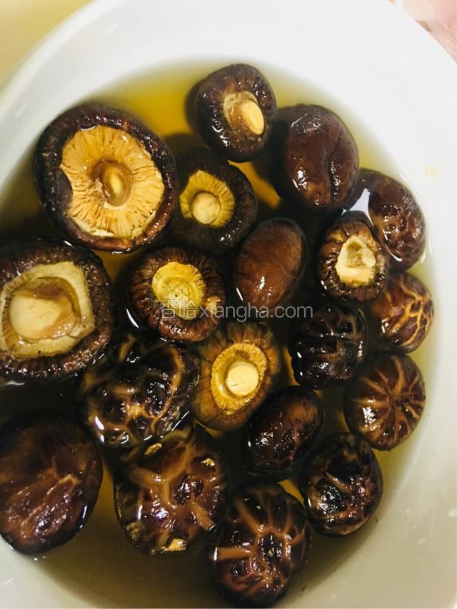 香菇洗净泡发好后挤干水分切小块（一个香菇切成3小块）