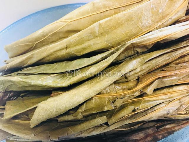捞出再次洗净滤干水分备用