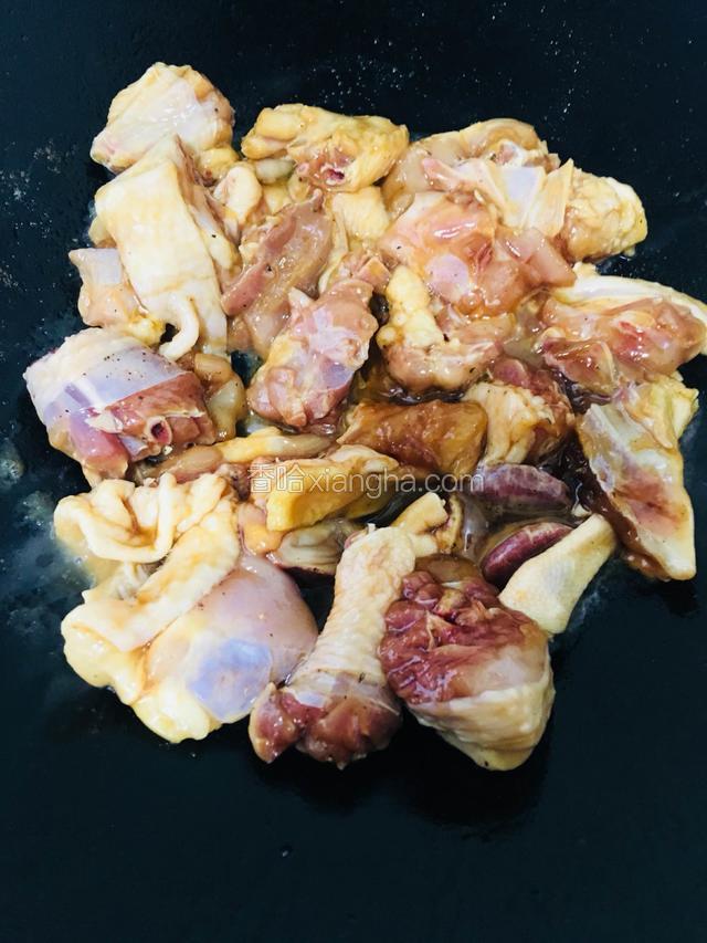 放入腌制好的鸡肉煸炒出香味