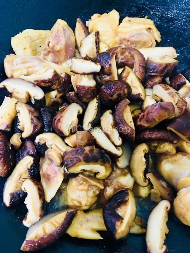 接着放入香菇一起煸炒至6成熟即可