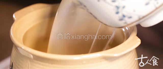 罐内倒入鸡汤，待汤开后，盖盖子，闷烧至芋头极烂。
