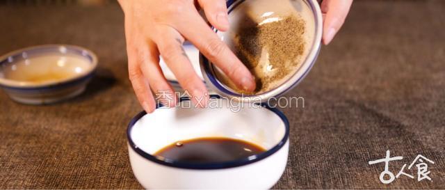 开水中加入酱油、盐、胡椒粉制成酱水，备用。
