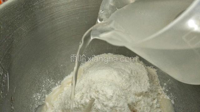 面粉倒入厨师机桶里