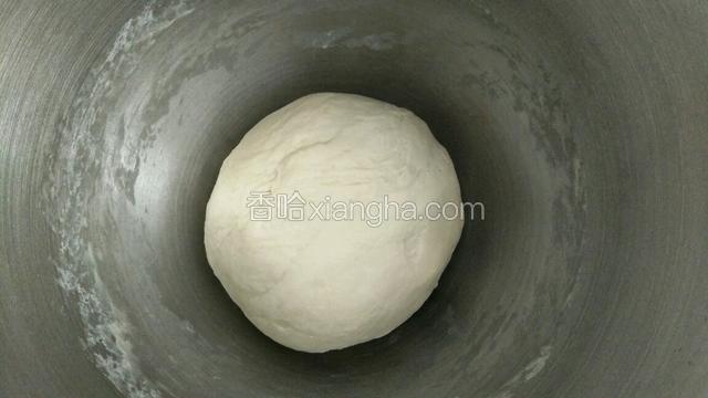 用厨师机揉到面团光滑即可（也可以用面包机或者用手揉面）盖上保鲜膜醒
