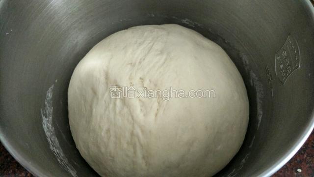 醒发到面团2-2.5倍大的时候，用手揉出面团里的空气