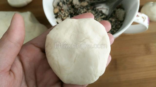 平均分出小面团，压扁