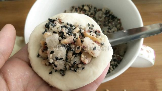 放入自己喜欢的馅料（不推荐用肉馅料，因为等一下要扎孔，用肉馅怕会漏出汤汁，最好用豆沙之类的，我的馅料是之前做腐乳饼剩下的，有兴趣可以搜我的菜谱里面有关于腐乳饼馅料的详细做法）
