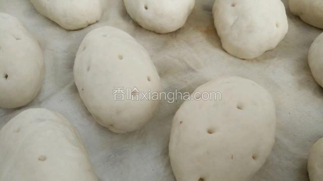 包好后用手揉搓成椭圆形（就是跟土豆一样的形状）放入蒸笼，用竹签在面包表面扎哄，盖上盖子醒发到土豆包变成2倍大，就可以蒸了，冷水入锅大火烧开后转中小火蒸15分钟即可。（蒸好后千万不要着急打开锅盖，大概5分钟后才可以打开锅盖享用美食）