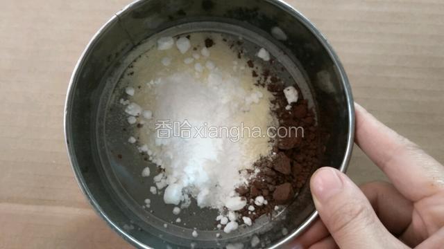 可可粉  奶粉  糖霜按1:1:1的比例，过筛备用