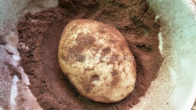 一定要等到包子微凉，把包子放入粉里滚一滚。这个状态就像刚从地里挖出来的新鲜土豆一样