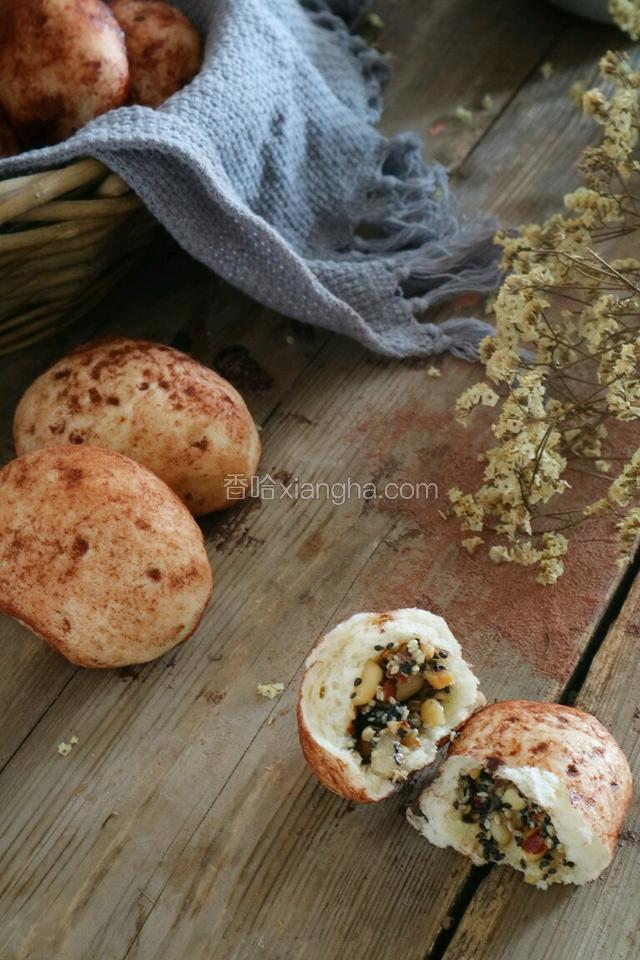 千万不要把所有包子都裹“泥土” 建议吃多少裹多少，不然吃不完下次蒸的时候，表皮会糊掉，让包子看起来很脏。