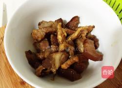 百合西芹炒腊肉的做法图解1