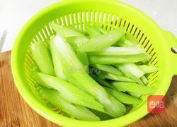 百合西芹炒腊肉的做法图解3