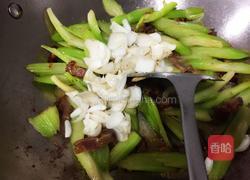 百合西芹炒腊肉的做法图解7
