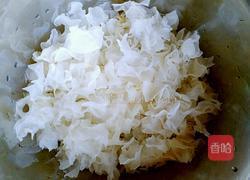 银耳莲子红枣桂圆枸杞汤的做法图解1