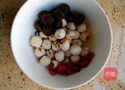 银耳莲子红枣桂圆枸杞汤的做法图解2