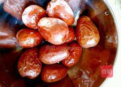 银耳莲子红枣桂圆枸杞汤的做法图解3