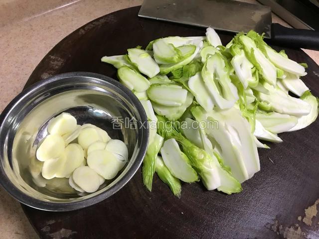 蒜去皮切薄片、儿菜洗净切片（儿菜清洗时可先用清水加盐浸泡一会儿，用小牙刷刷一下小缝隙）。