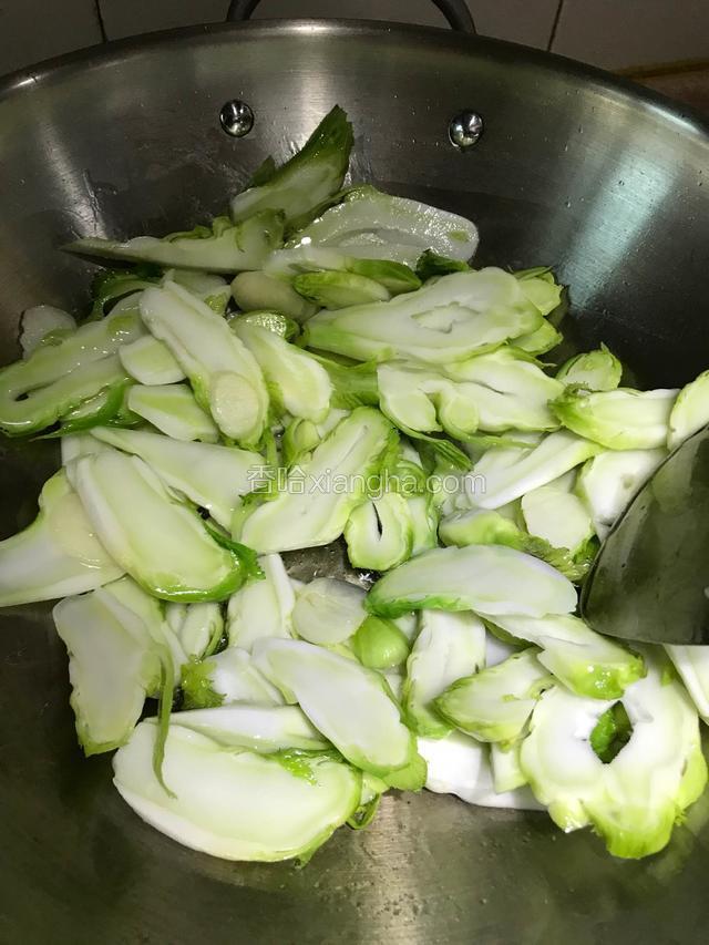 下切好的儿菜片翻炒。