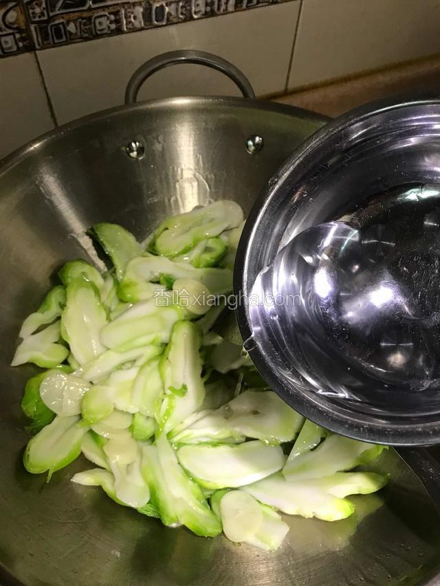 加入适量高汤或清水、敞煮几分钟。