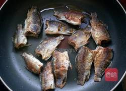香煎鲫鱼的做法图解5