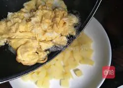 Illustration of how to make potato and egg fried rice 8