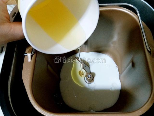 再放入玉米油。