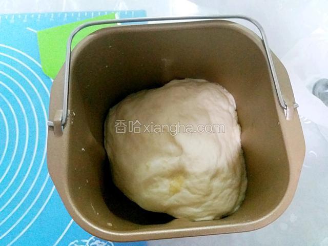 等面团发酵至原先两倍大时取出。