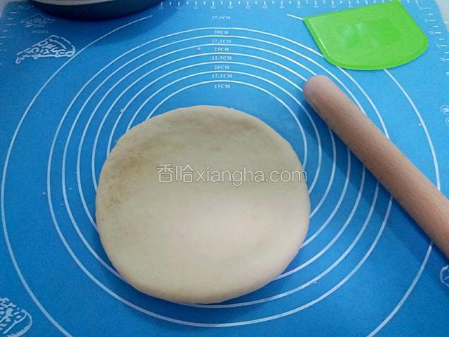 将其排气擀成圆饼状。