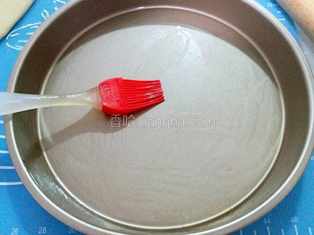 随后在披萨盘中刷一层玉米油。
