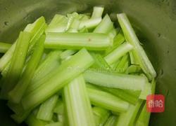 芹菜炒里脊的做法图解2