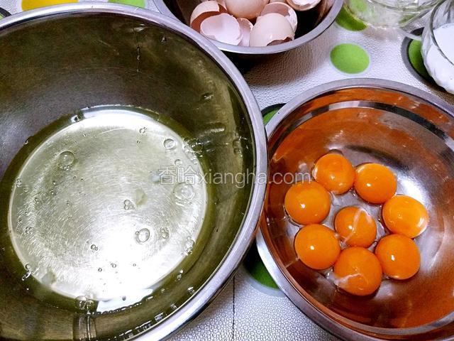 用两个无油无水干净的盆，蛋清蛋黄分离