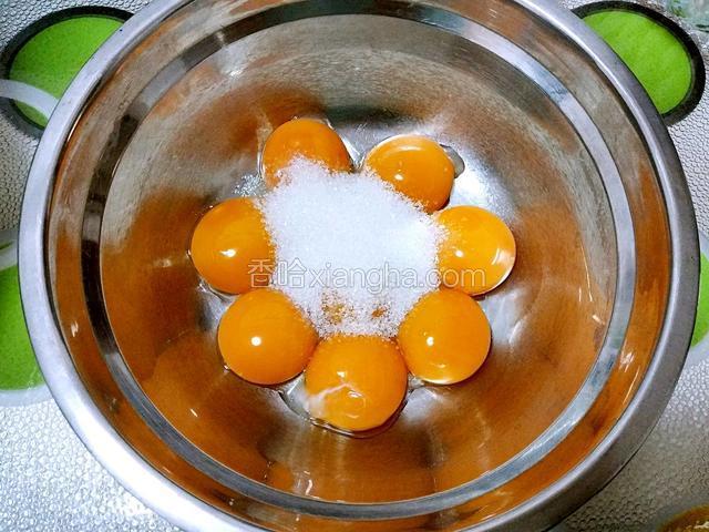 蛋黄中一次性放入白糖